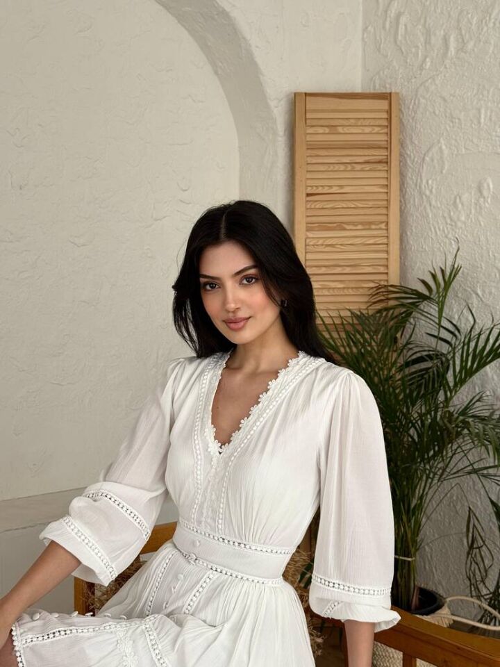 DÜĞMELİ BEYAZ ELBİSE