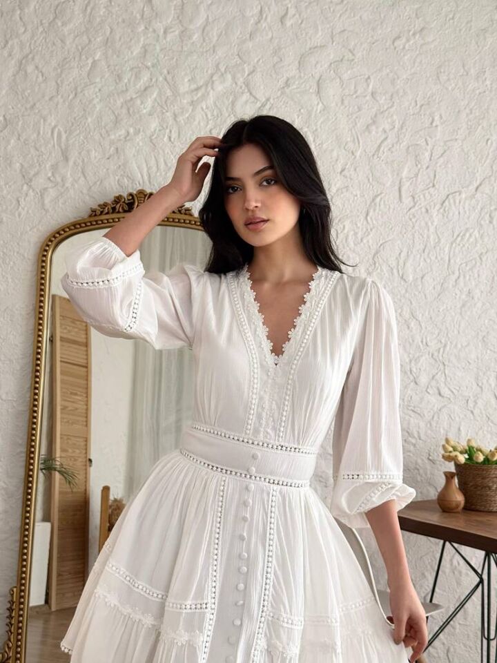 DÜĞMELİ BEYAZ ELBİSE
